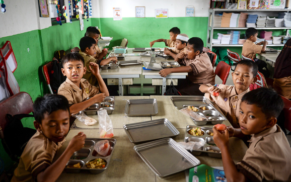 siswa menyatap makanan bergizi gratis di sdn kuciran2 pinang,kota tanggerang banten.