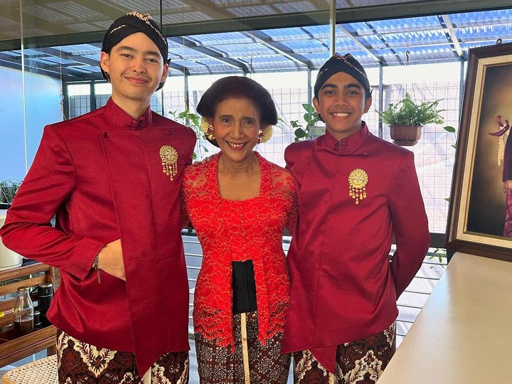 potret-susi-pudjiastuti-bersama-anak-dan-cucu-yang-tampan-7_43